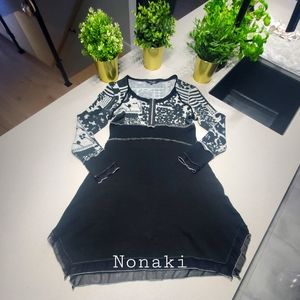 NONAKI Très belle robe en tricot de longueur midi